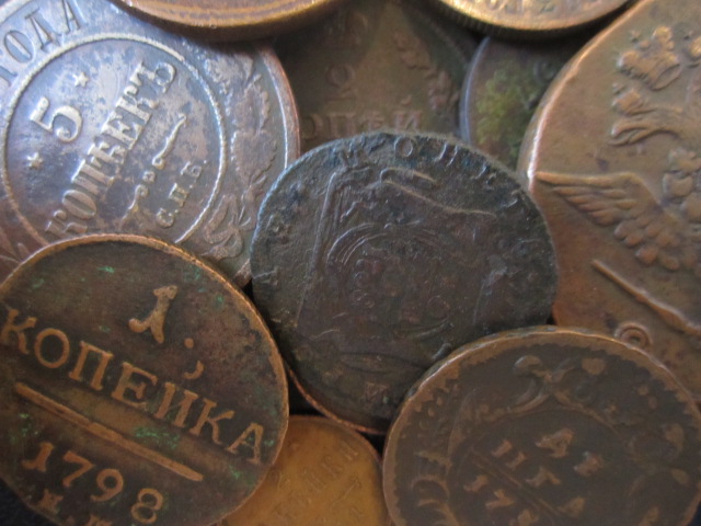 Много разных царских медных монет.