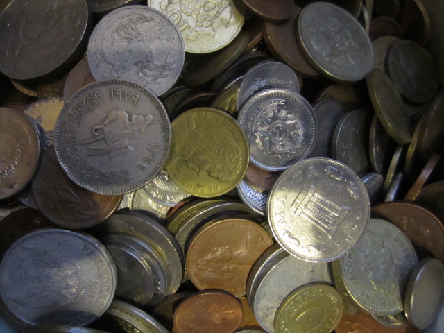Много разных иностранных (экзотических) монет.